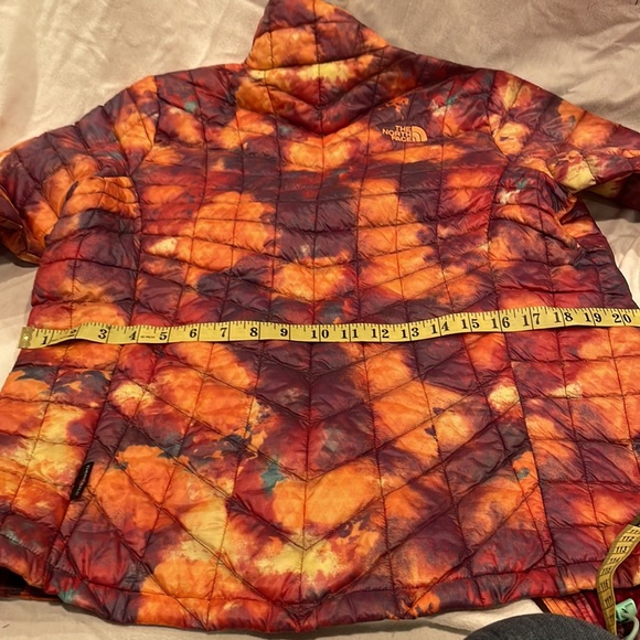 North Face Insulated Jacket.  Size M - Picture 9 of 10